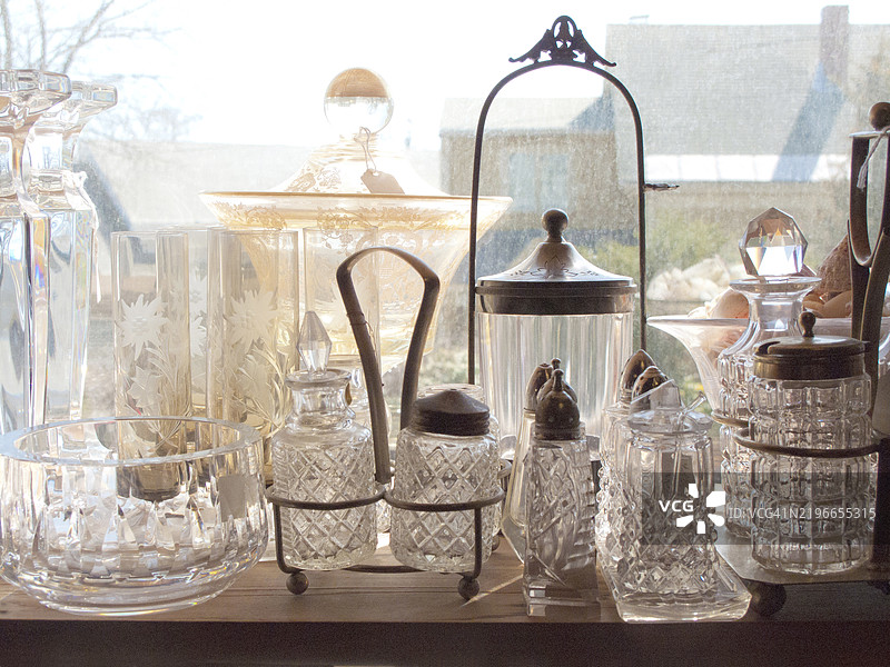 古董店里的古董调味品容器图片素材