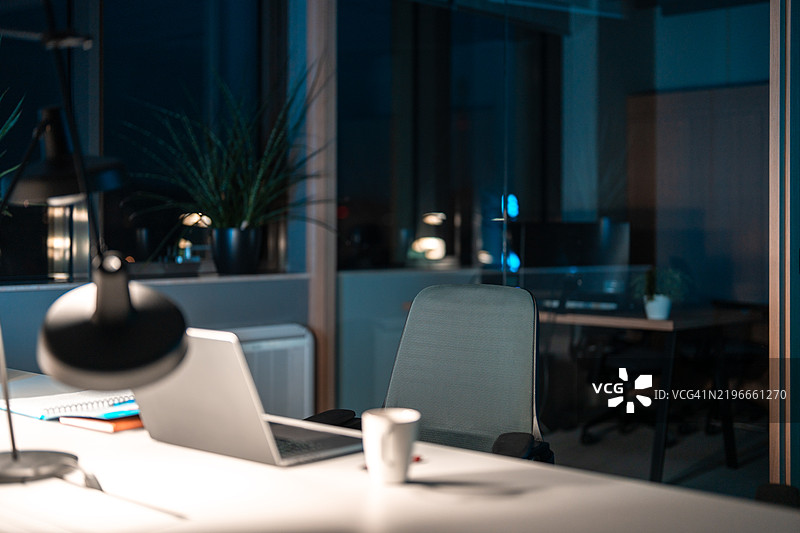 现代办公室夜间空置图片素材
