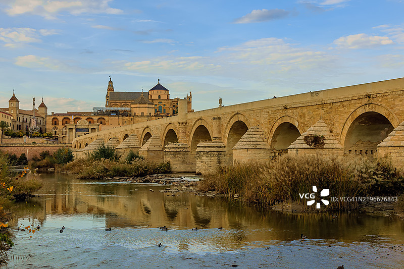 科尔多瓦城市风景中的罗马桥拱门，西班牙安达卢西亚地区的科尔多瓦。图片素材