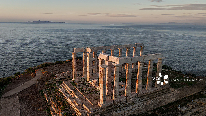 海神庙在苏尼翁角的日落时分的鸟瞰图，展示了被爱琴海环绕的标志性古希腊建筑，作为历史和文化地标，非常适合遗产和旅游主题。图片素材