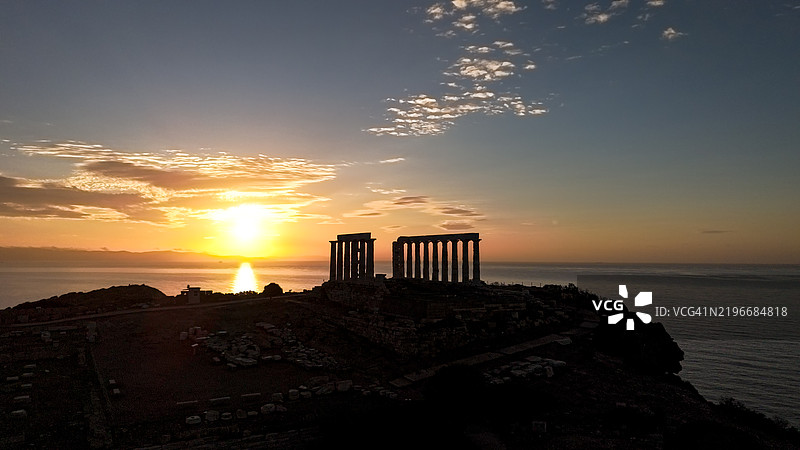 海神庙在苏尼翁角的日落时分的鸟瞰图，展示了被爱琴海环绕的标志性古希腊建筑，作为历史和文化地标，非常适合遗产和旅行主题。图片素材