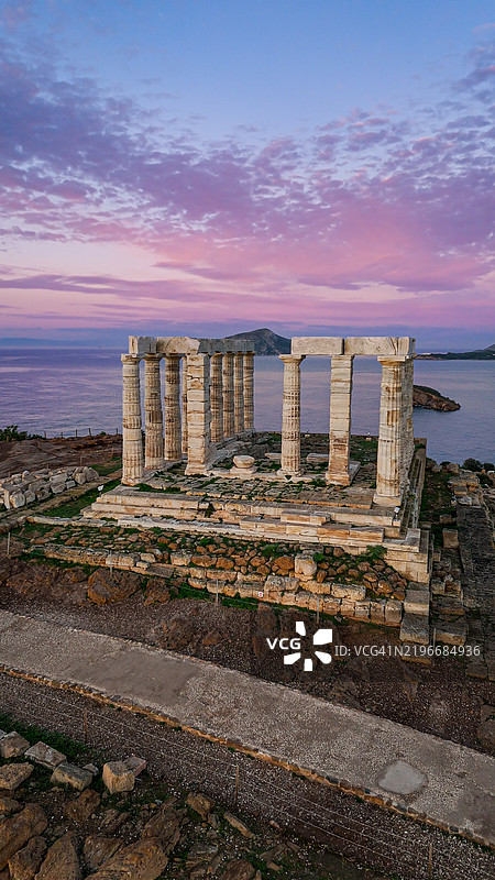 海神庙在苏尼翁角的日落时分的鸟瞰图，展示了被爱琴海环绕的标志性古希腊建筑，作为历史和文化地标，非常适合遗产和旅行主题。图片素材