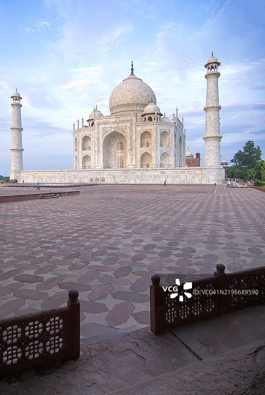 泰姬陵纪念碑和石砖广场。印度，北方邦，阿格拉图片素材