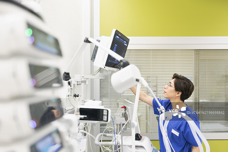 重症监护护士操作监测设备图片素材