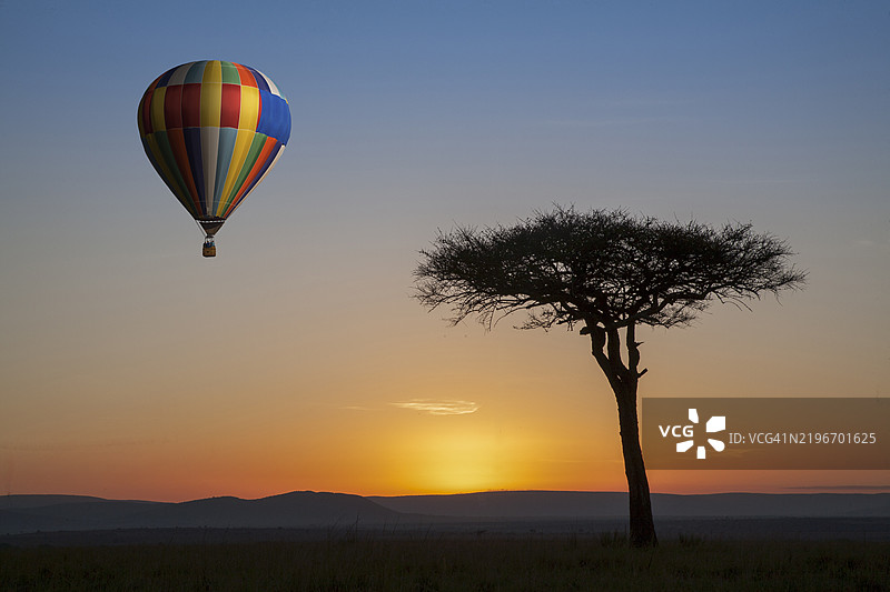 日出时分，热气球飞越非洲大草原图片素材