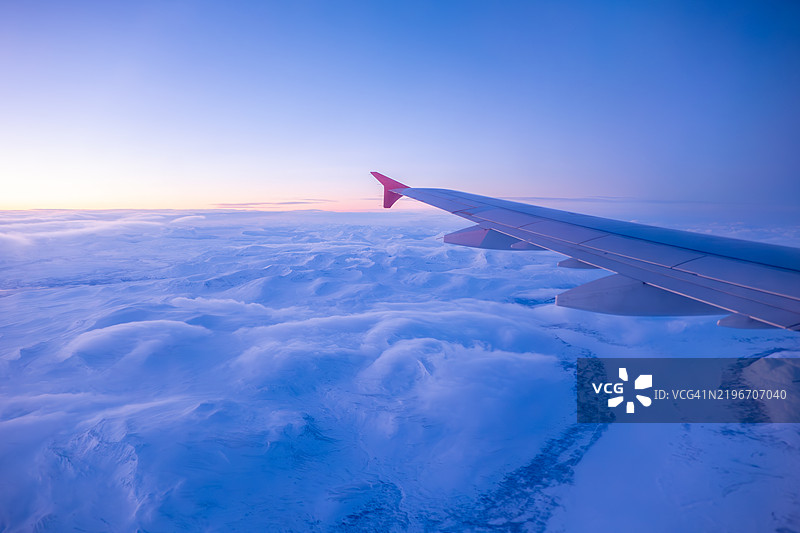 极圈上空的飞机图片素材