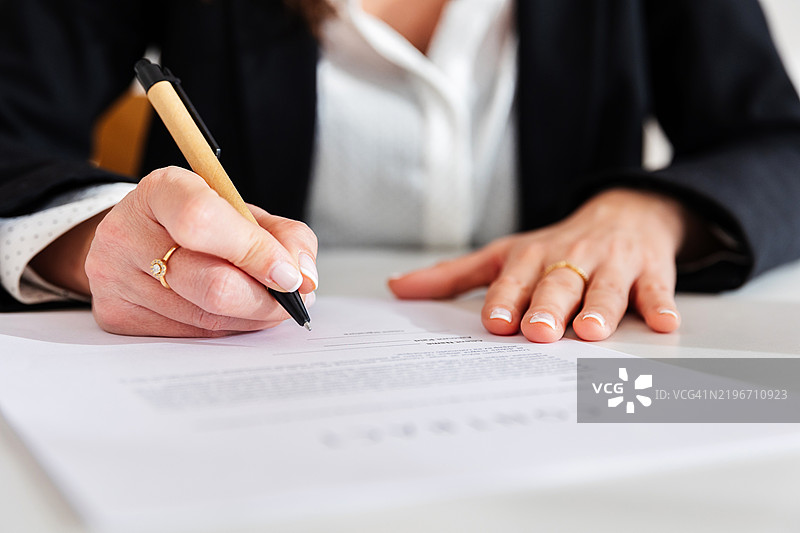 女商人在办公室签署合同图片素材
