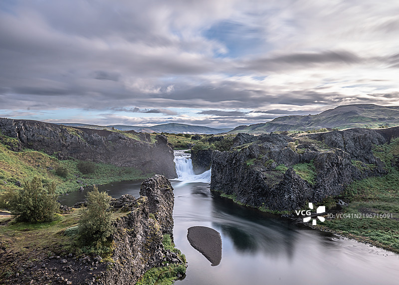 从高处俯瞰冰岛的哈尔帕尔瀑布的长时间曝光照片图片素材