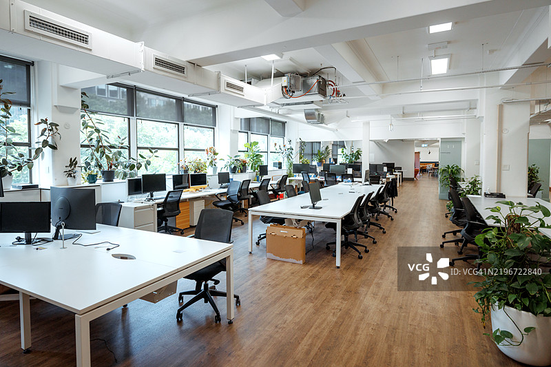 空荡荡的现代办公室，没有人。图片素材