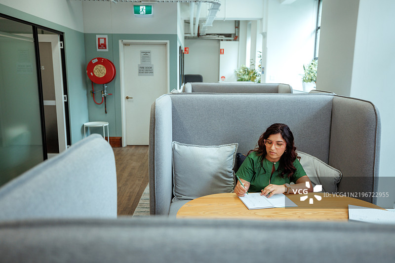 女商人在现代办公室工作时做笔记图片素材