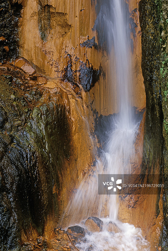 从特拉诺斯特公园俯瞰福尔纳斯镇，圣米格尔岛，亚速尔群岛图片素材