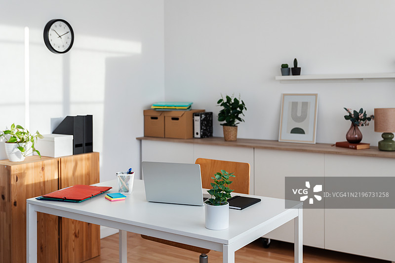 现代办公室工作空间，极简设计图片素材