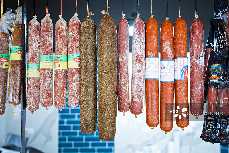 各种香肠悬挂在绳子上的特写镜头图片素材