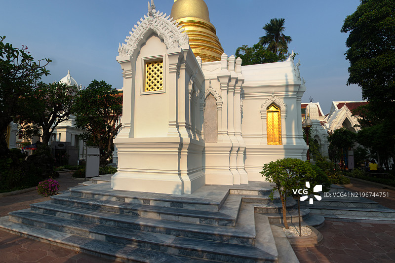 曼谷拉查博皮寺皇家公墓的苏库马拉·纳鲁米特纪念碑。图片素材