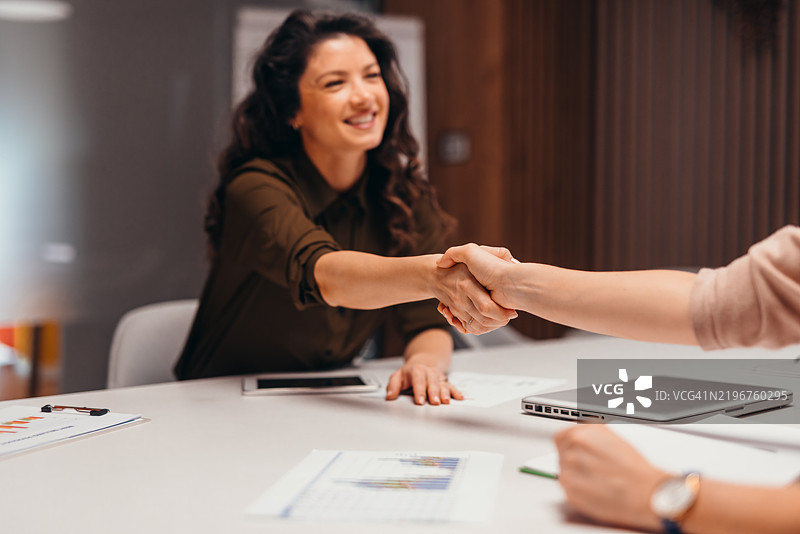 商务女性在办公室会议中握手图片素材