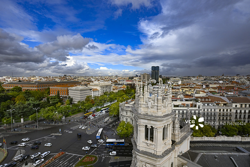 从西班牙马德里西贝尔斯广场的通信宫观景平台拍摄的科隆塔（翻新）图片素材