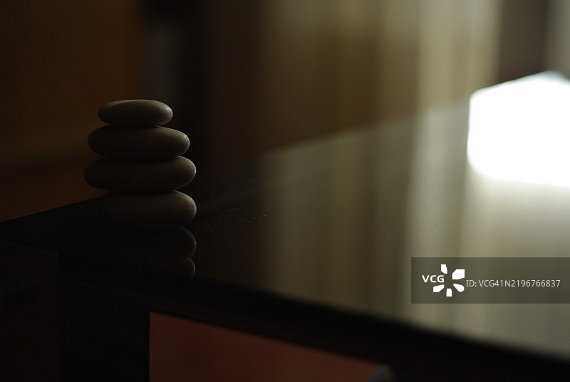 简单装饰的禅石堆叠在一起图片素材