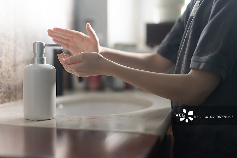 小男孩在浴室洗手图片素材