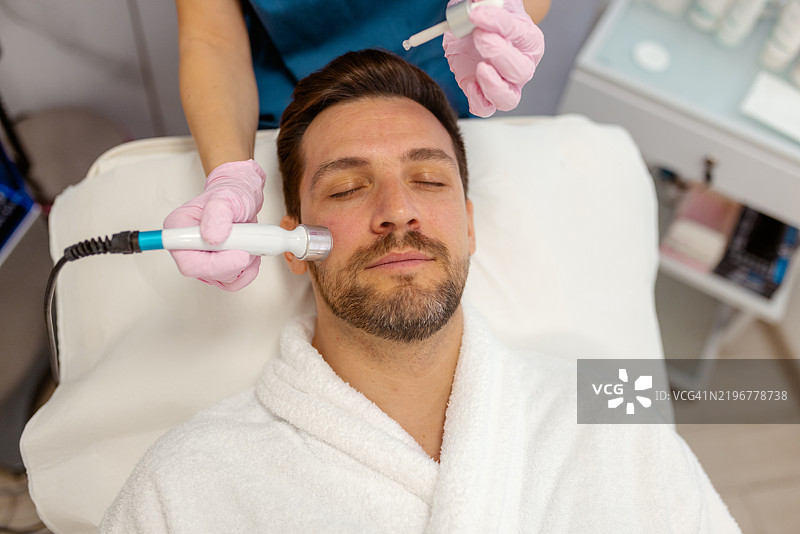 豪华男士面部护理在水疗中心图片素材