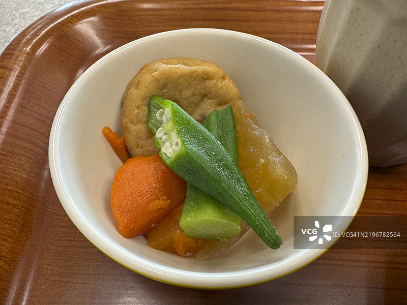 JRI自助餐厅的炖秋葵、炸干模豆腐、胡萝卜和大根萝卜图片素材
