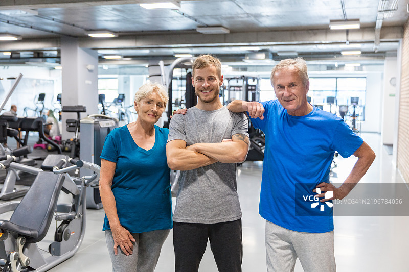 老年夫妇与康复健身教练在健身房训练图片素材