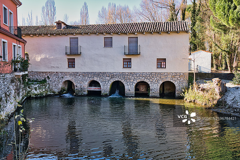 西班牙佩尼亚菲尔的杜拉顿河上的古老磨坊图片素材