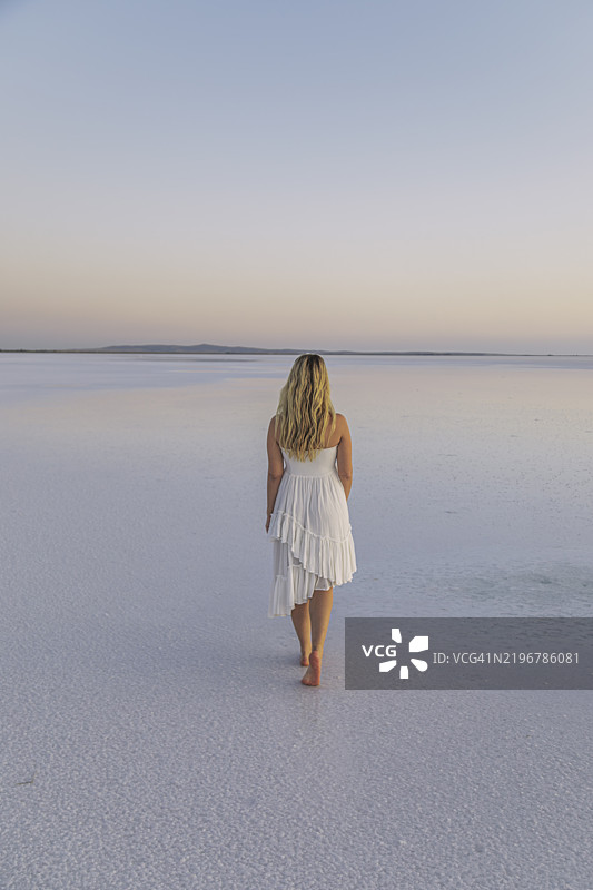 土耳其阿克萨赖的图兹湖盐滩宁静漫步图片素材