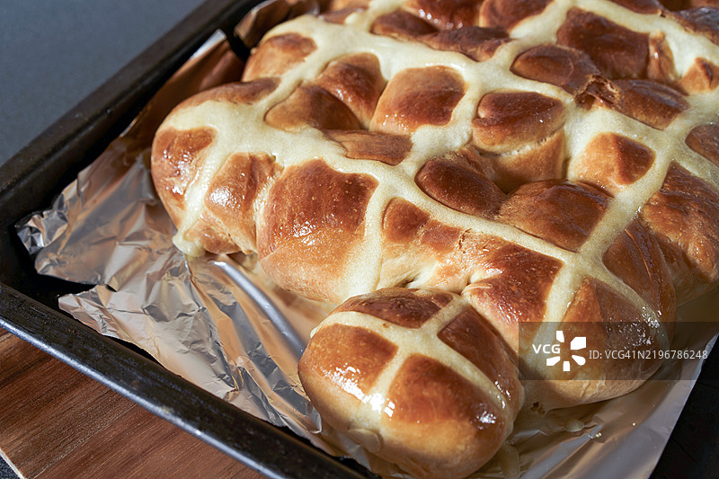 自制复活节热十字面包，涂上黄油图片素材