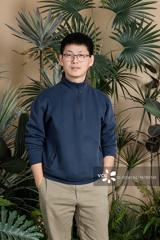 自然公园中环绕着树木的亚洲男子图片素材