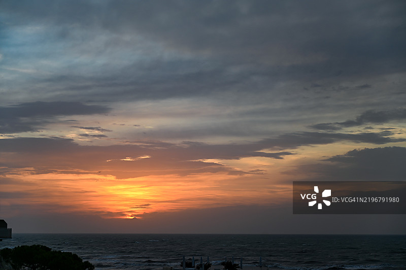 太阳在威尼斯附近的卡奥尔海上升起。图片素材