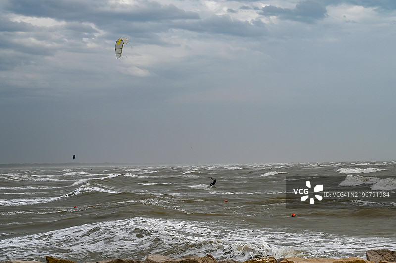 在威尼斯附近的卡奥尔，暴风雨中的风筝冲浪图片素材