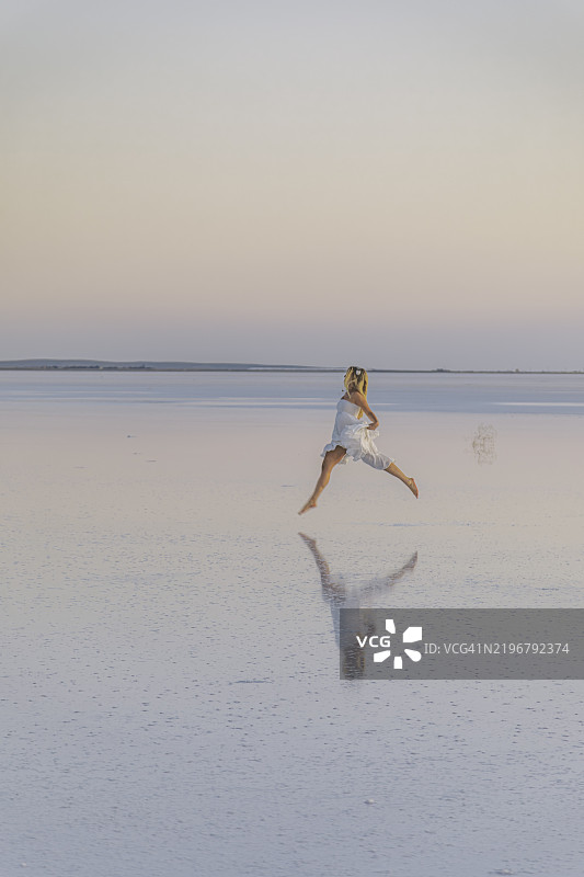 在土耳其阿克萨赖的图兹湖反射面上快乐奔跑图片素材