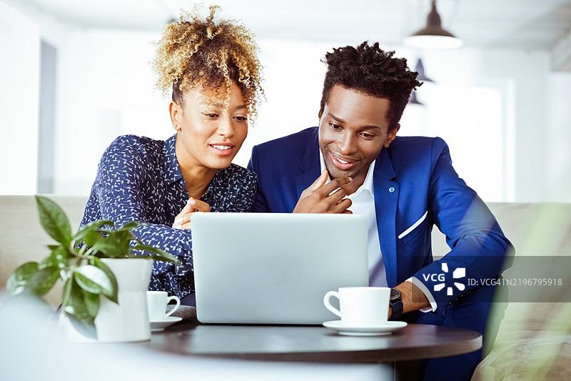 金融顾问微笑着使用笔记本电脑图片素材