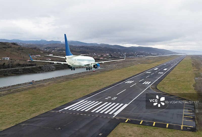 客运飞机着陆。图片素材