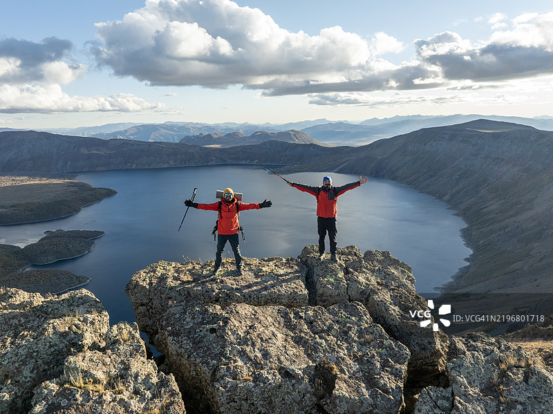 他们达成了设定的目标，成功到达山顶。图片素材