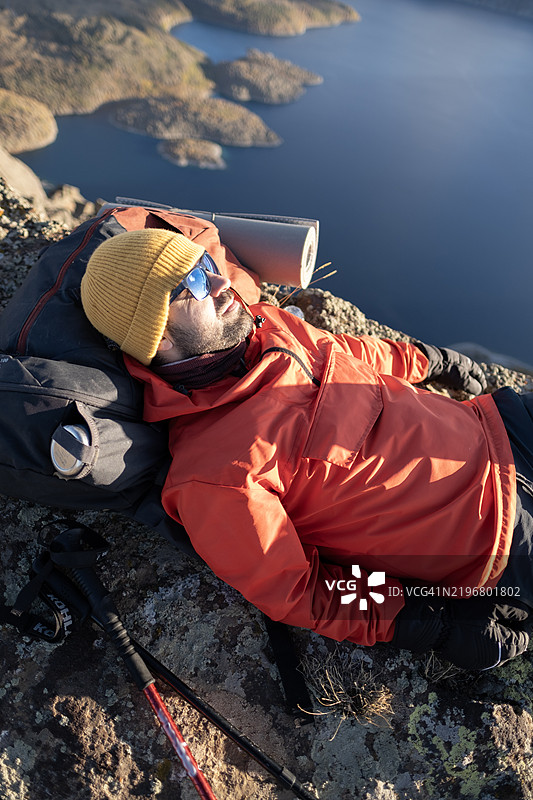 他们达成了设定的目标，成功到达山顶。图片素材