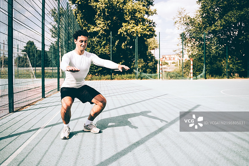 一名年轻男子正在学习深蹲技巧图片素材