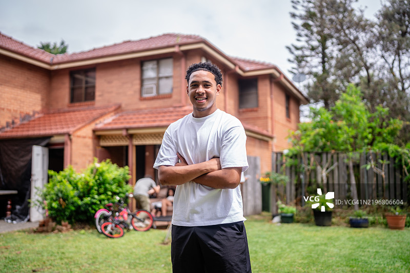 悉尼一户汤加家庭的日常生活，展示了他们在后院的传统与快乐。图片素材