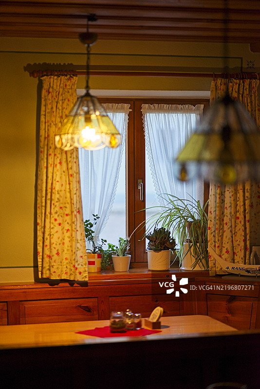 古朴餐厅中的窗户和桌子图片素材