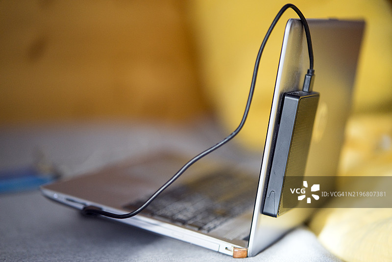 带有USB线和外部硬盘的笔记本电脑图片素材