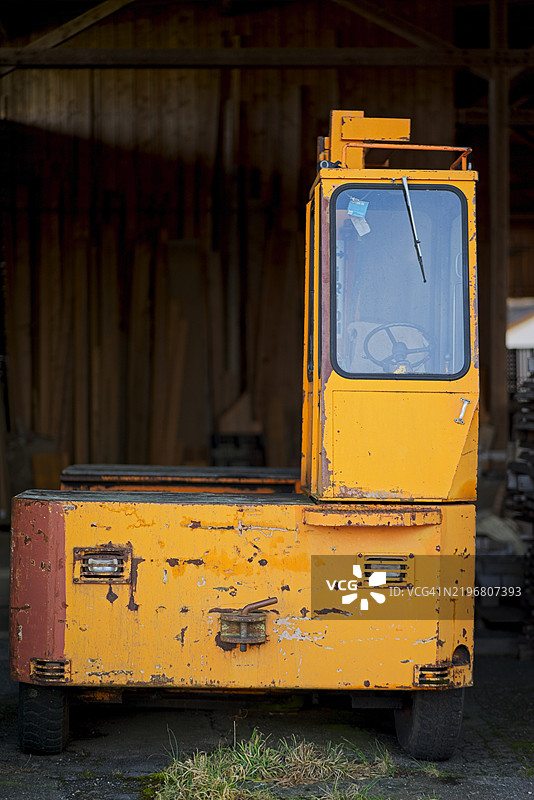 仓库中的多功能车辆图片素材