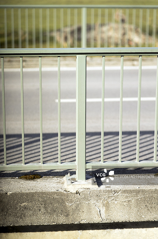 金属栅栏桥上的小溪图片素材