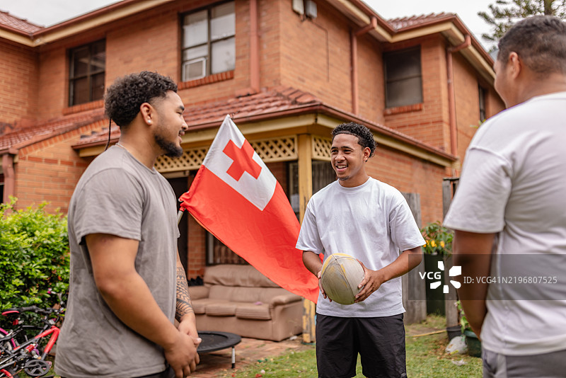 悉尼汤加家庭的日常生活，通过对话和橄榄球展示传统和文化的快乐图片素材