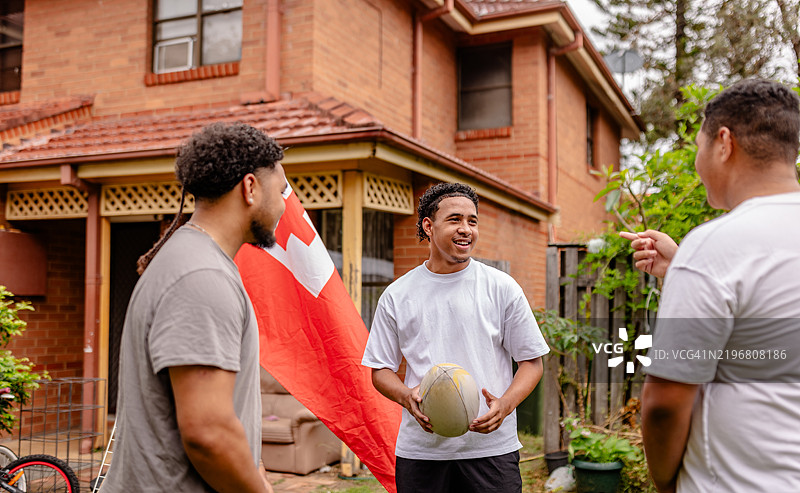 在澳大利亚悉尼的热闹橄榄球聚会上，家庭团聚与汤加传统图片素材