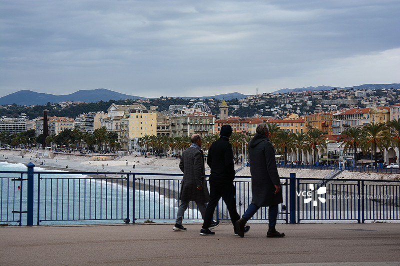 三名男子在法国尼斯散步图片素材