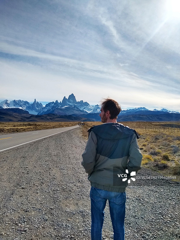 男人在路边看着山脉图片素材