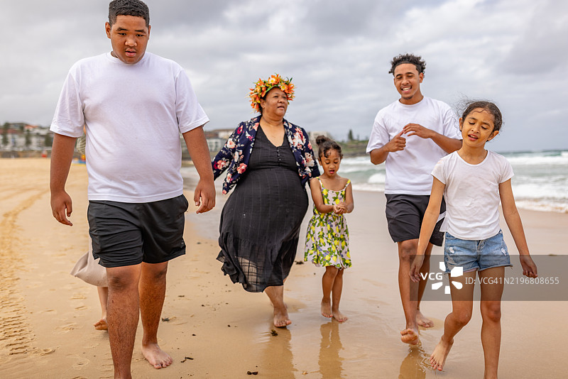 家庭在悉尼的海滩上享受一天，突出汤加文化和日常传统图片素材