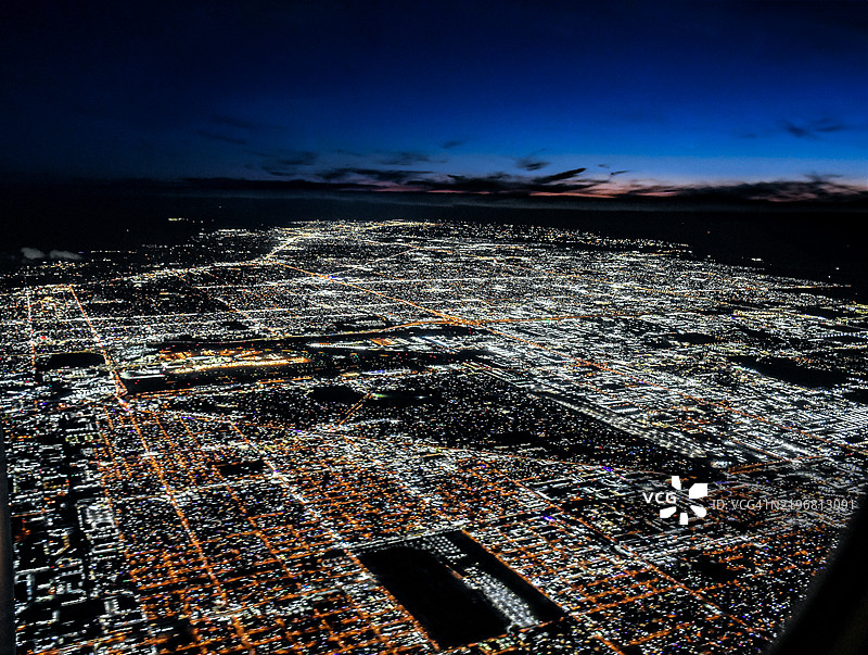 迈阿密的城市灯光在黄昏时分闪烁,夕阳的色彩照亮了这座无尽的城市“天际线”网格,位于美国佛罗里达州。图片素材