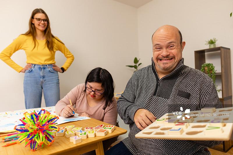 学生在老师的监督下进行创作图片素材