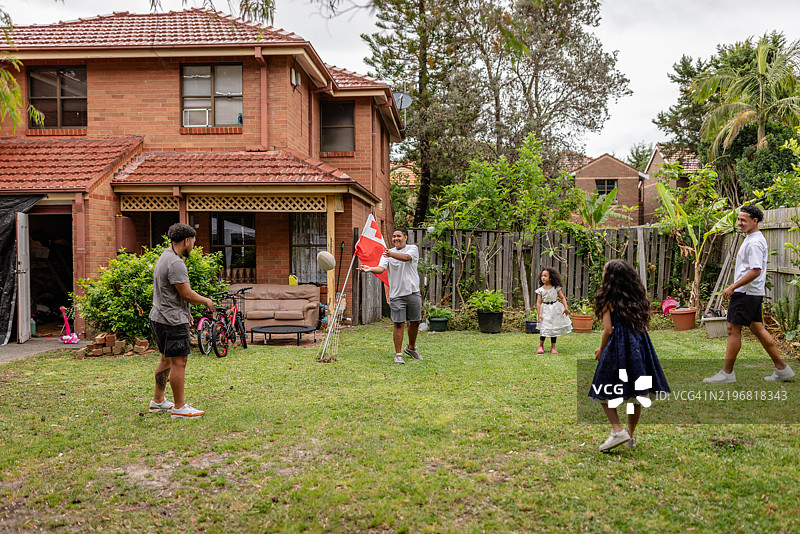 在澳大利亚悉尼，汤加家庭在后院享受日常生活和传统。图片素材
